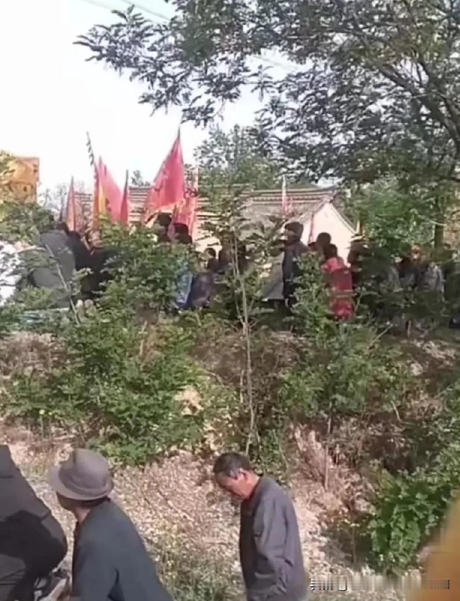 甘肃终于下雨了。
百姓的祈福求雨，
虽然有些迷信，
但还是感动了上天。
今天，甘