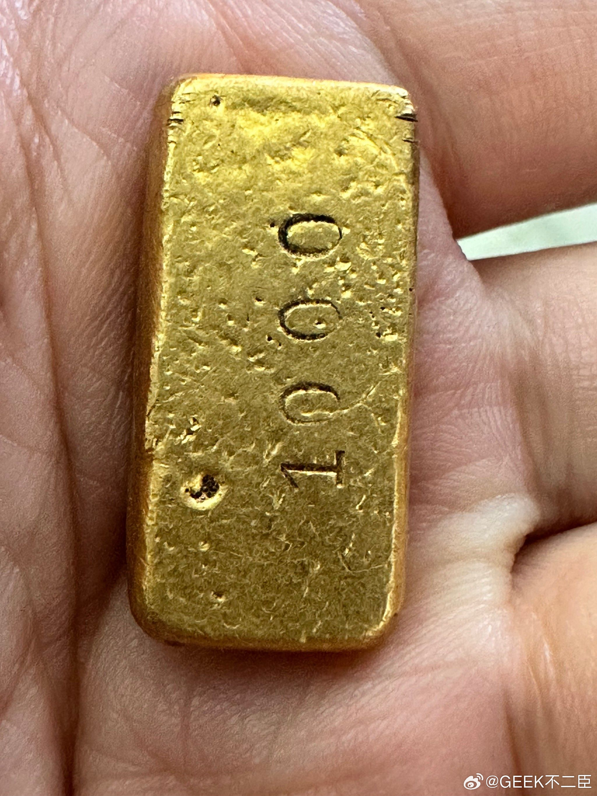 金店店员称按九百多的价格宁愿不卖涨的时候是看金饰价格，跌的时候就说原金了，里面的