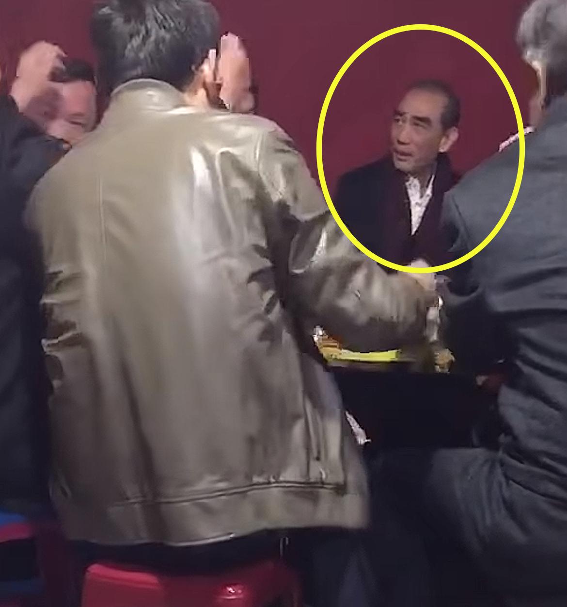 偶遇福建百亿富豪许世辉！现身农村吃席太朴实，独自坐在那里默默听周围人说话。
知情