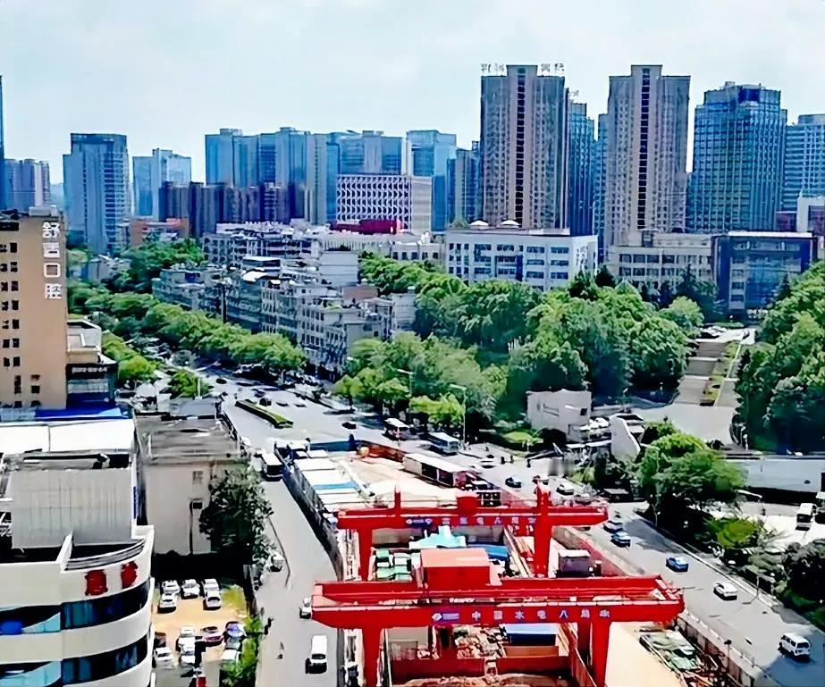 #秋日生活打卡季#长沙地铁天天修，不知修这么多地铁干嘛呢？还不如规模性的把道路加