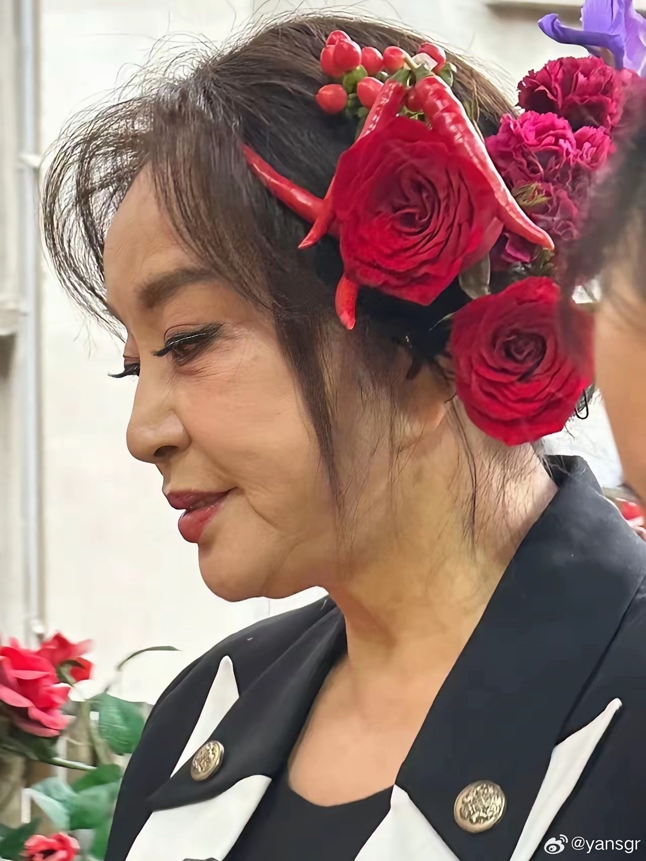 近距离拍摄的刘晓庆说实话，人老了浓妆艳抹真的不适合 