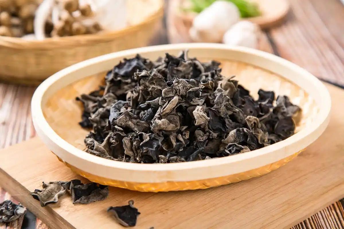 常吃“黑色食物”，补肾乌发又抗衰，40岁也能吃出少女感
吴琴是小学语文老师，四十