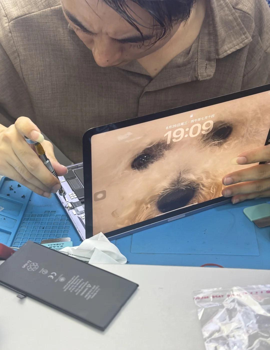来华强北求大家认准这个店……
iPad前天不知为何充不进电了，昨天紧急去华强北抢