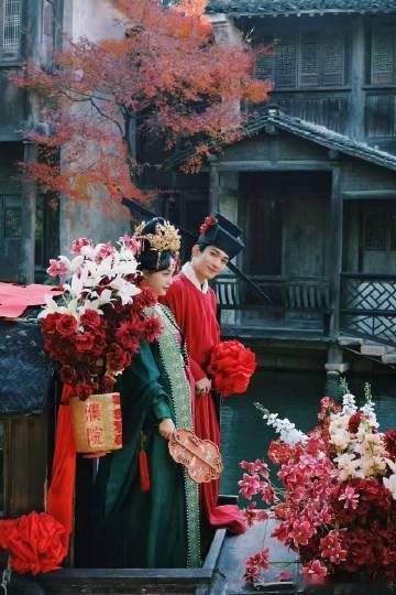梁永棋 头戴红花俏郎君  梁永棋这一次的婚服路透真的是直接就是让人感觉到了什么叫