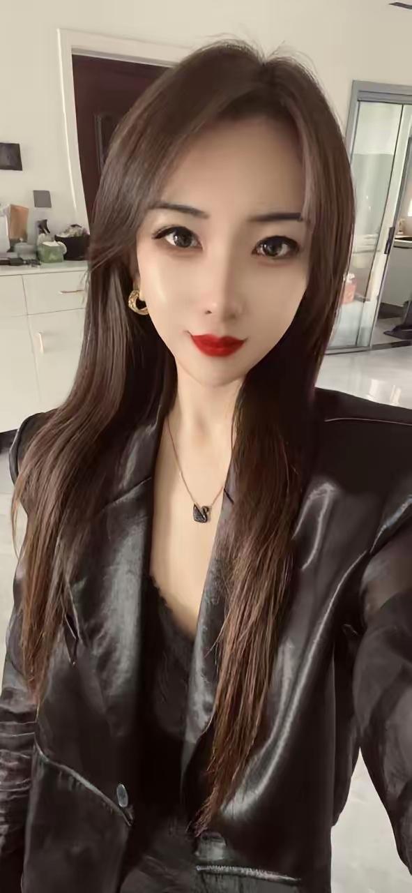 黑色西装如何搭配才不显得俗气?