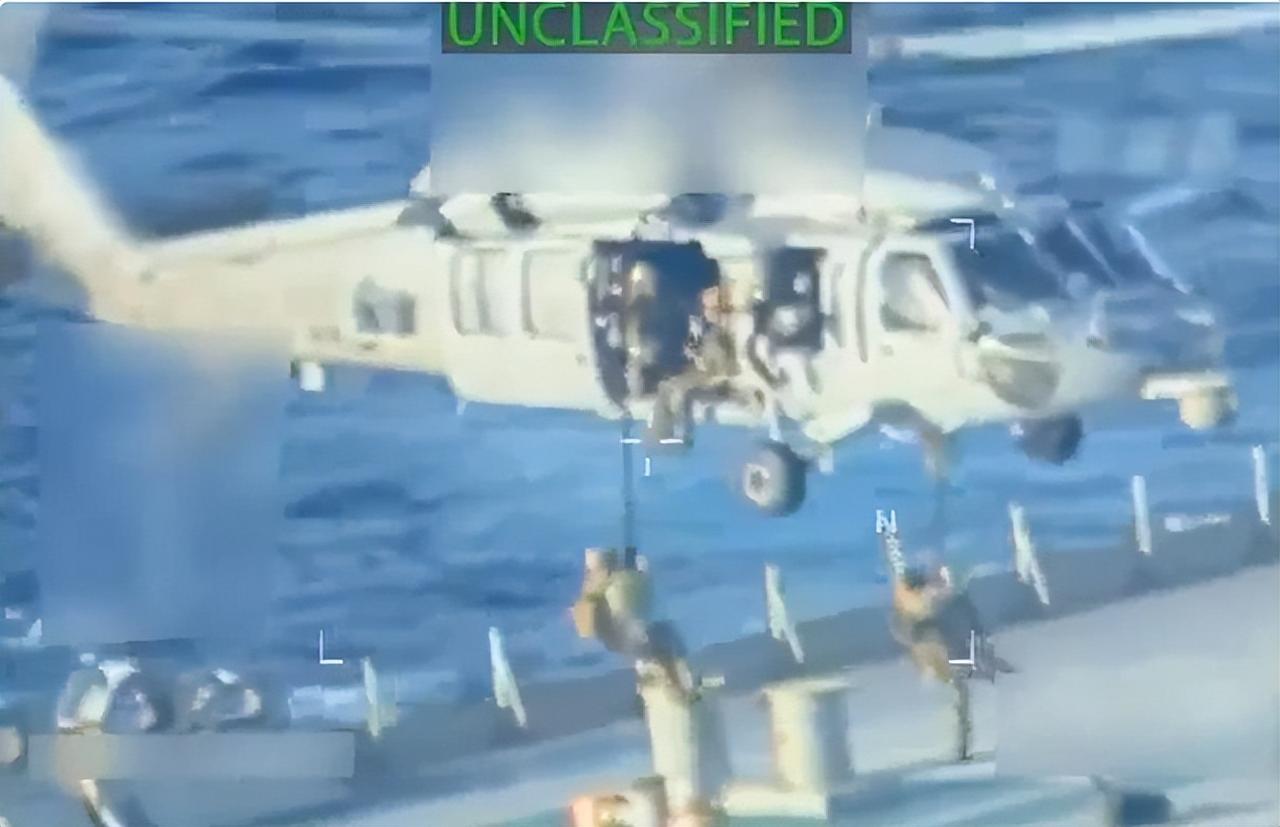 美军公然扣押多国关联油轮！110万桶石油遭强夺 国际热点军事速报 2025年12