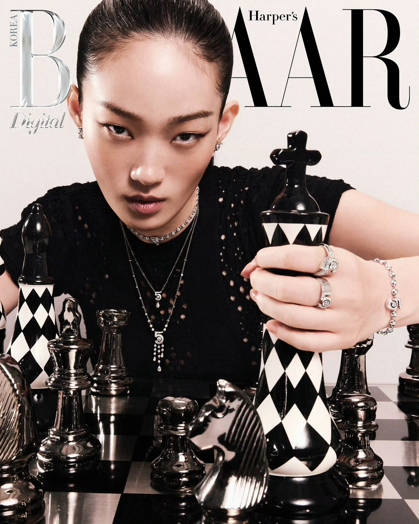 香珠宝在韩区的杂志封面宣传Hyun Ji Shin  —  BAZAAR Dig