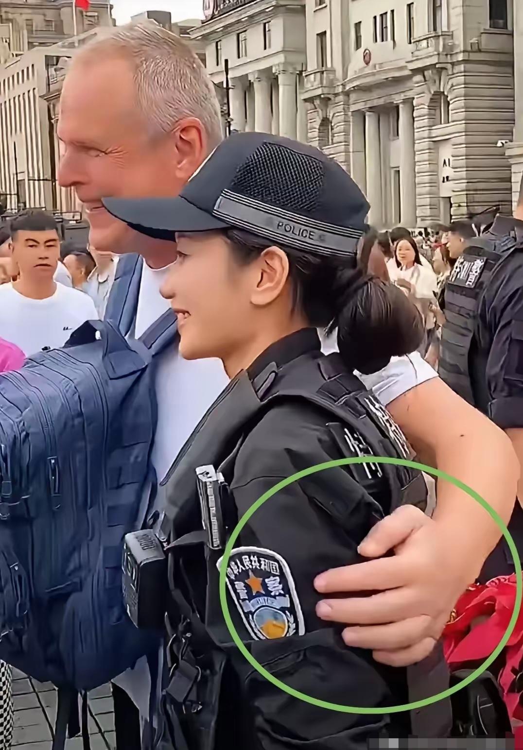 外滩执勤的女特警被1名外国游客伸手搭上肩膀，她没急没恼，轻轻把那手一拨，1句英文
