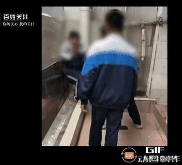又现校园霸凌！山东定陶一高中生被十余人堵厕所围殴，被逼下跪、喝尿。
近日，有网友