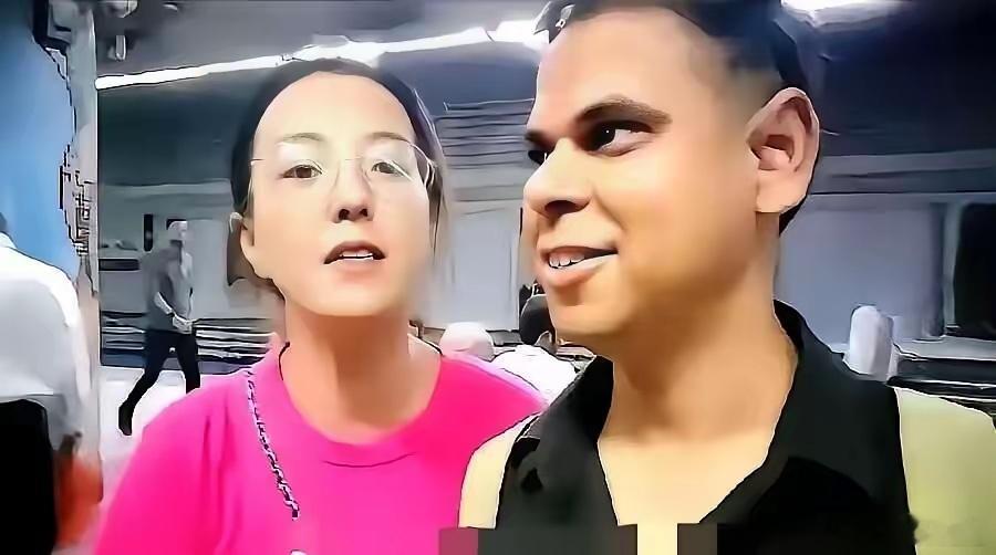 实地走访确认，丹丹那家曾排长队的印度餐厅，如今卷帘门紧锁，玻璃门上贴着“旺铺招租