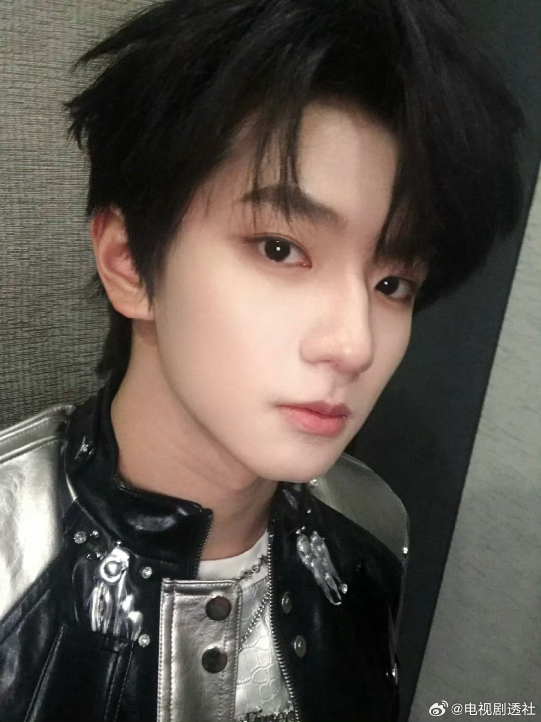 恭喜穆祉丞官宣加入《周五晚高疯》，成为常驻嘉宾！期待小穆成年后的首部综艺表现穆祉