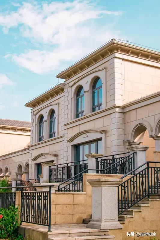 要是真暴富了，我首当其冲要让爸妈享清福。带他们住大别墅，吃遍山珍海味，来一场环球