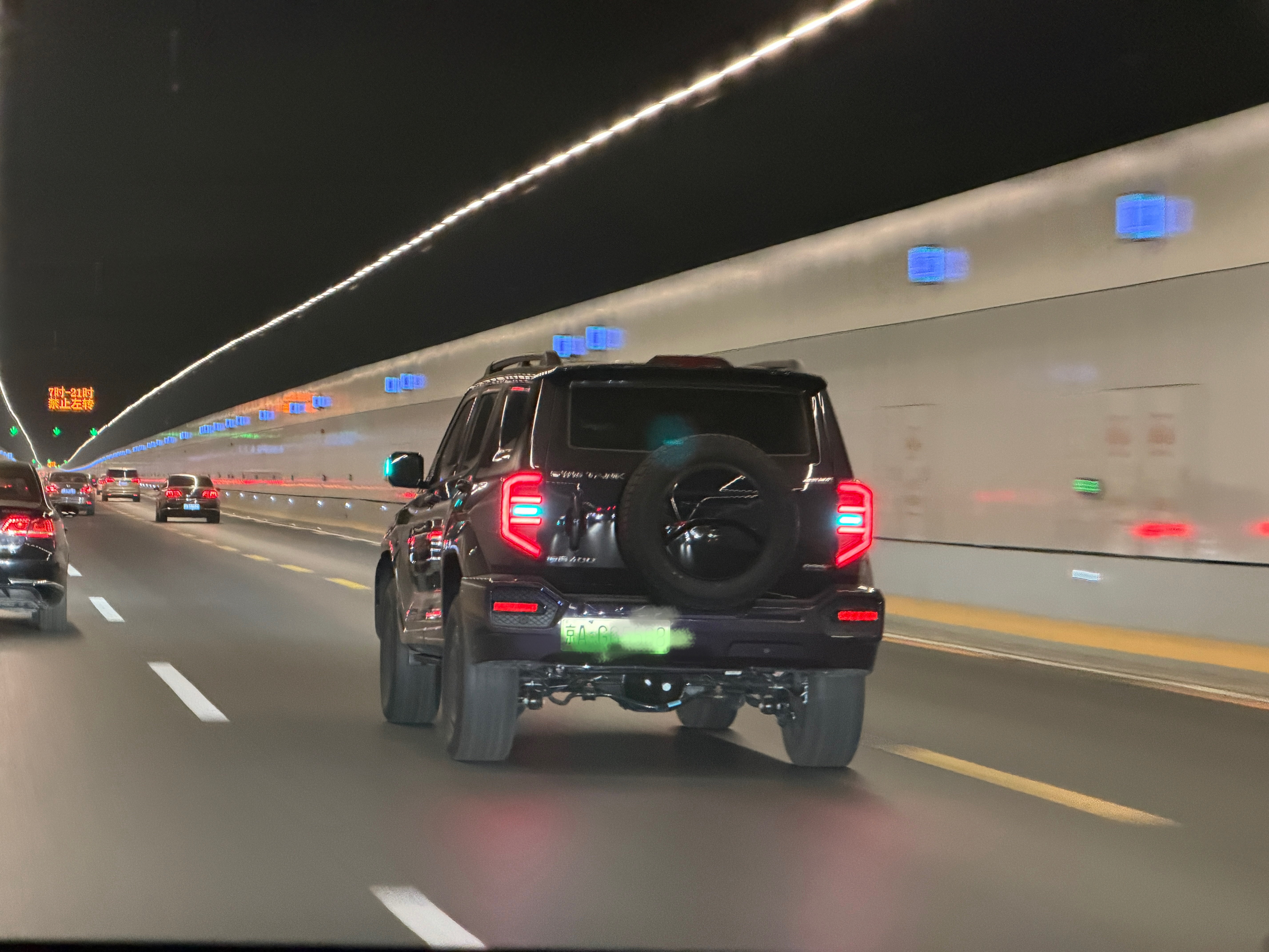 捕捉到一辆正在辅助驾驶的坦克500。讲真有多少男生梦寐以求 一辆“方盒子”SUV