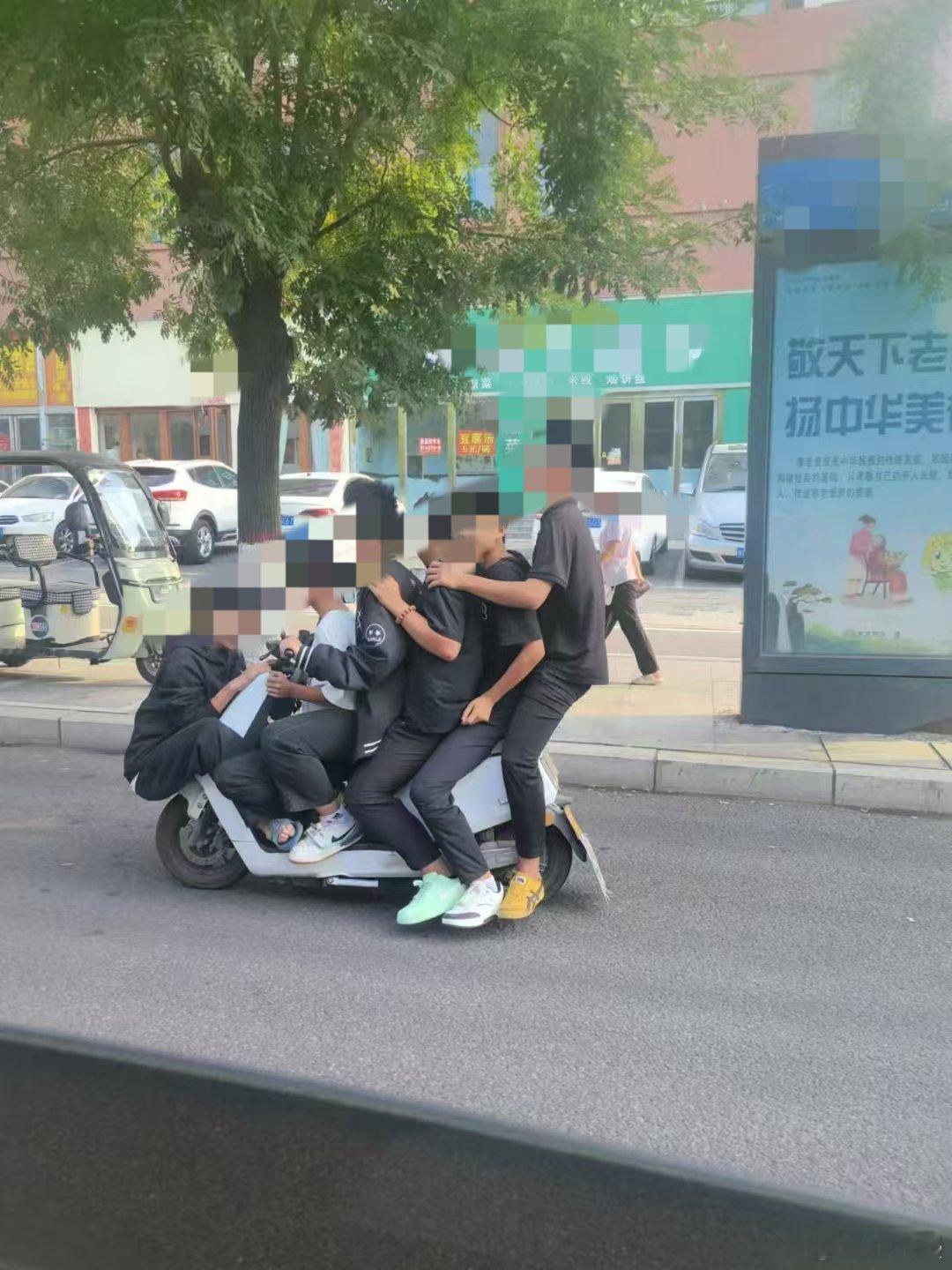六个人应该是这辆车的极限了吧[允悲] 