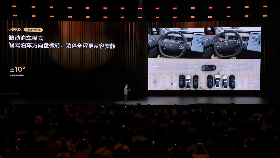 小鹏GX搭载原生线控底盘，拥有同级极致的操控，前双叉臂后H臂悬架，带后轮转向，掉