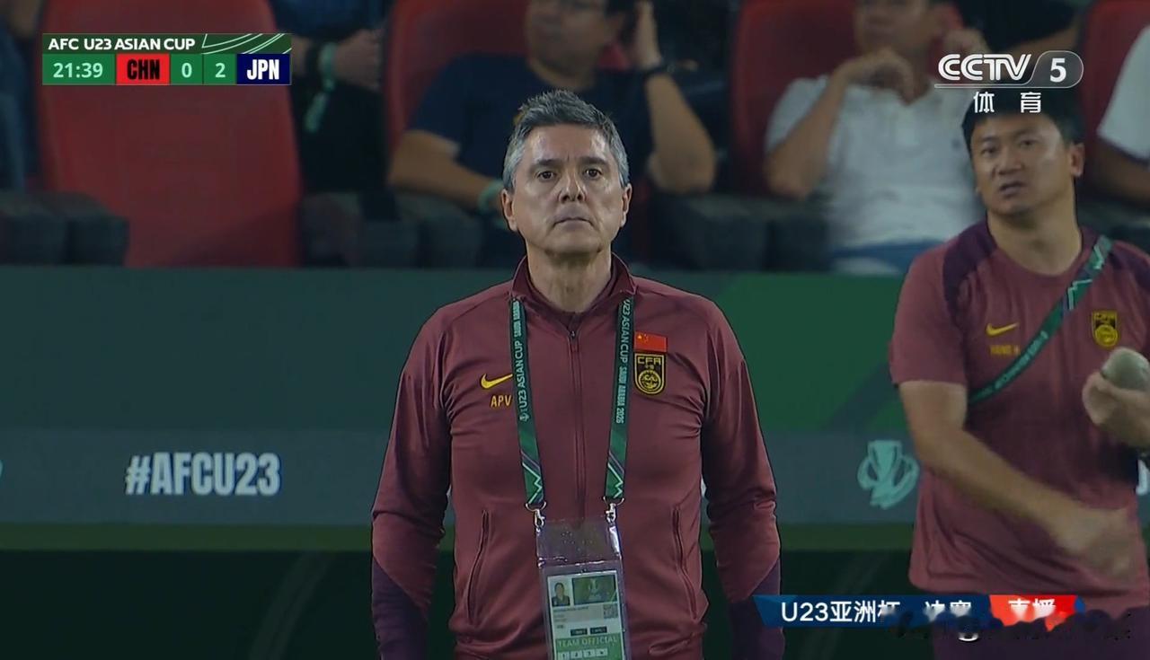 U23国足为什么崩盘了呢？西西尼奥的战术与前几场相比没有太大变化，八人防守两个前