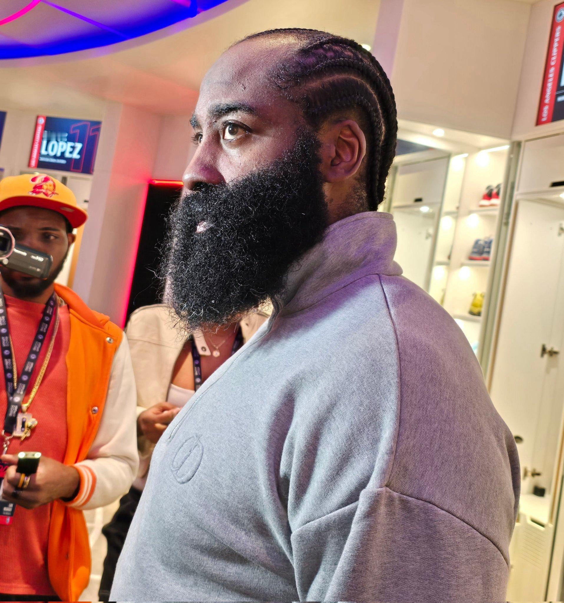 📍哈登谈到狄龙的垃圾话是否让他清醒过来并连续命中三个三分球时表示：“可能吧。他