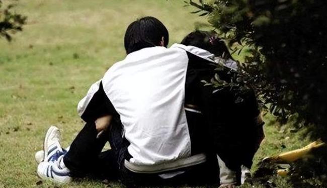 山西，一所高中，一男子与一名女子谈恋爱不到一年，便提出了分手，谁料男子这边不同意