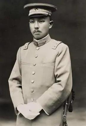 1974年，90岁杨森以招秘书为由娶了17岁张灵凤，新婚夜，杨森要行房事时，少女