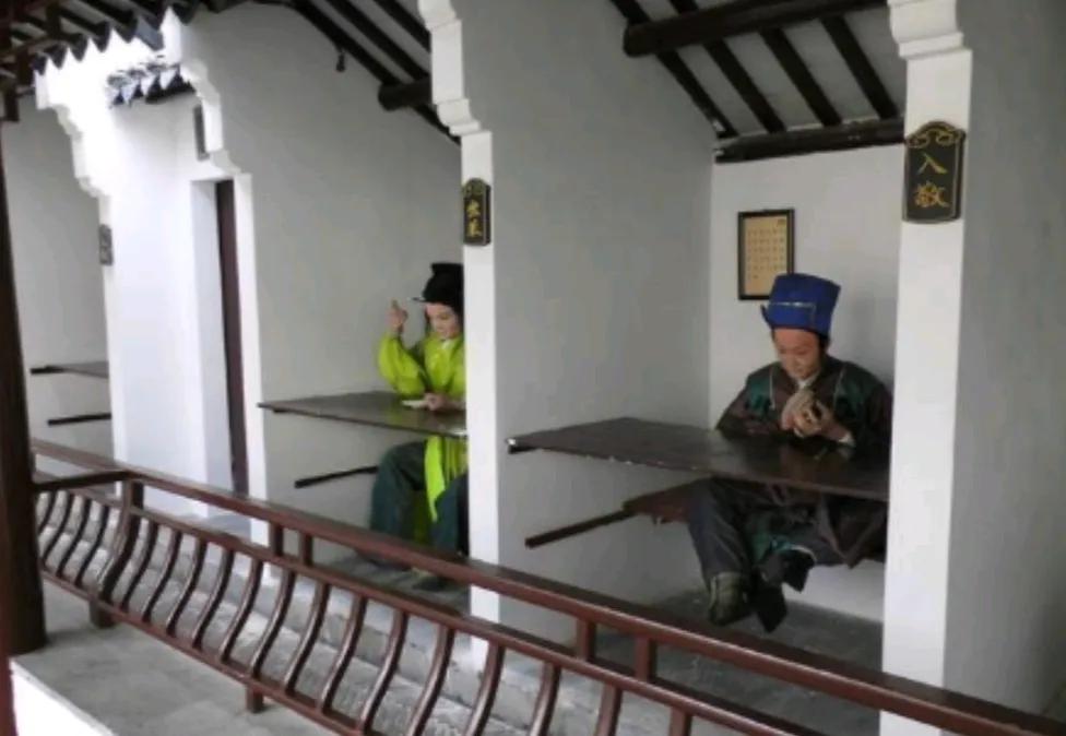 古代科举考试中，为了防止作弊，设置了许多严密的措施，比如糊名、誊录等等，而且科场