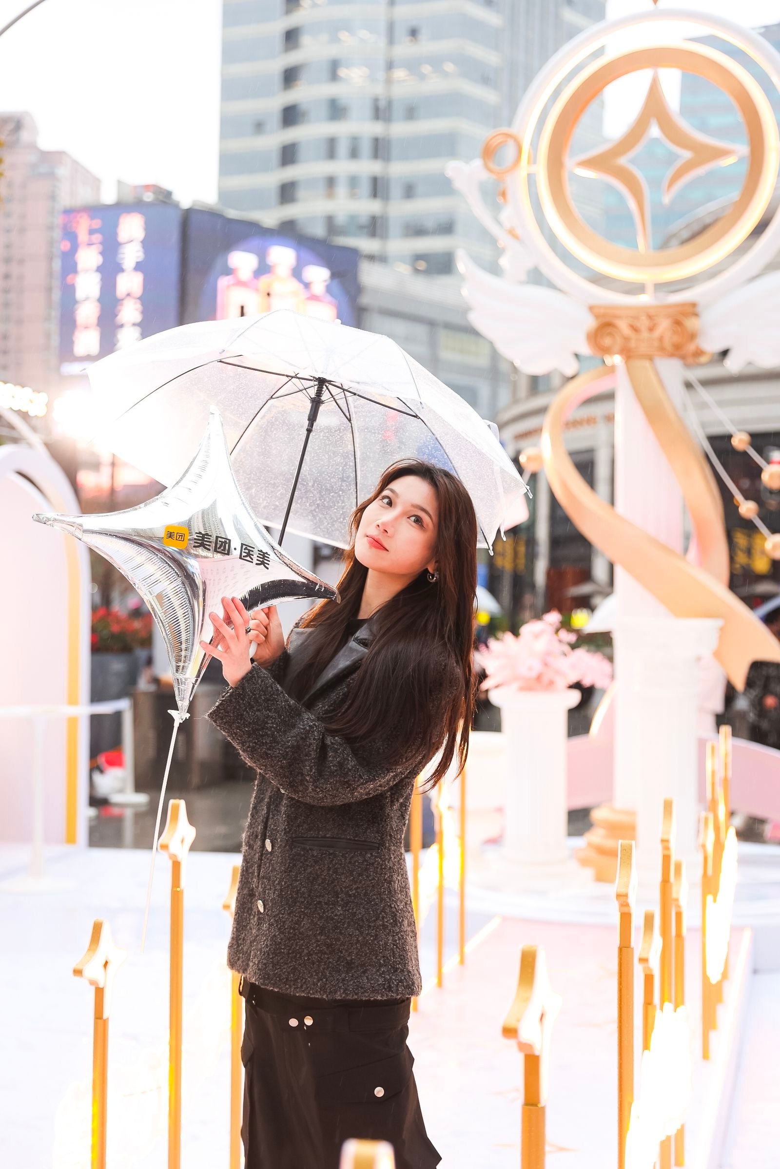 #上海也有自己的巨星# 救命！上海吴江路这个巨型仙女棒真是有亿点可爱了吧？！原来