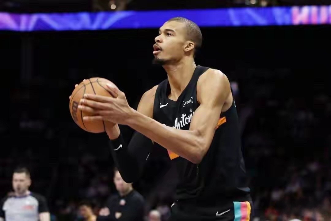 雷霆10人缺阵燃尽！惨遭马刺四杀！文班轰20+13，14号秀兑现天赋北京时间2月