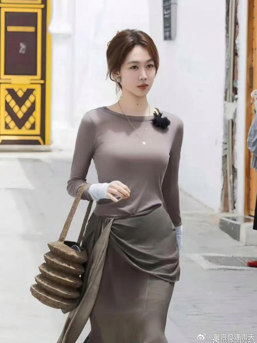 姜妍这身材还真是人中龙凤啊！ 