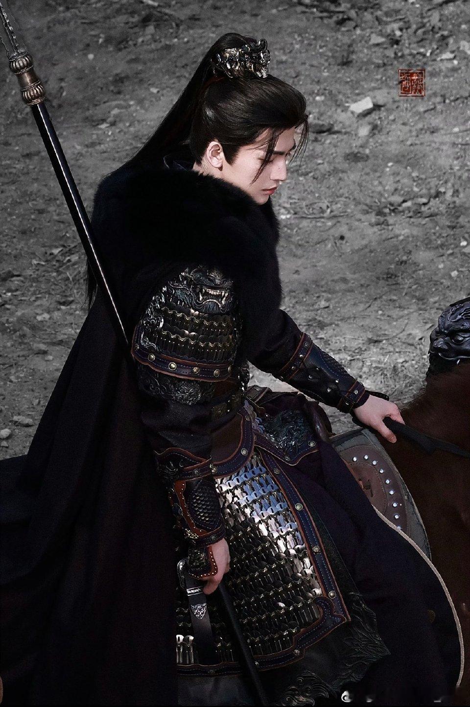 张凌赫回应每天在首页骑马张凌赫在给我们无限的新惊喜，破碎感与凌厉感并存，演技细节