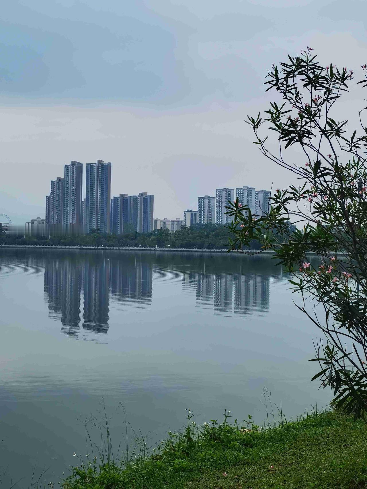 盼了好几天，这场雨总算要来了！

气象台说，大概一个小时后，降温的雨水就要泼下来