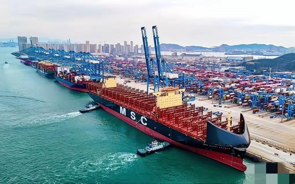 美国急了，喊话中国
当地时间1月4日，特朗普在空军一号上表示：和中国的关系非常好