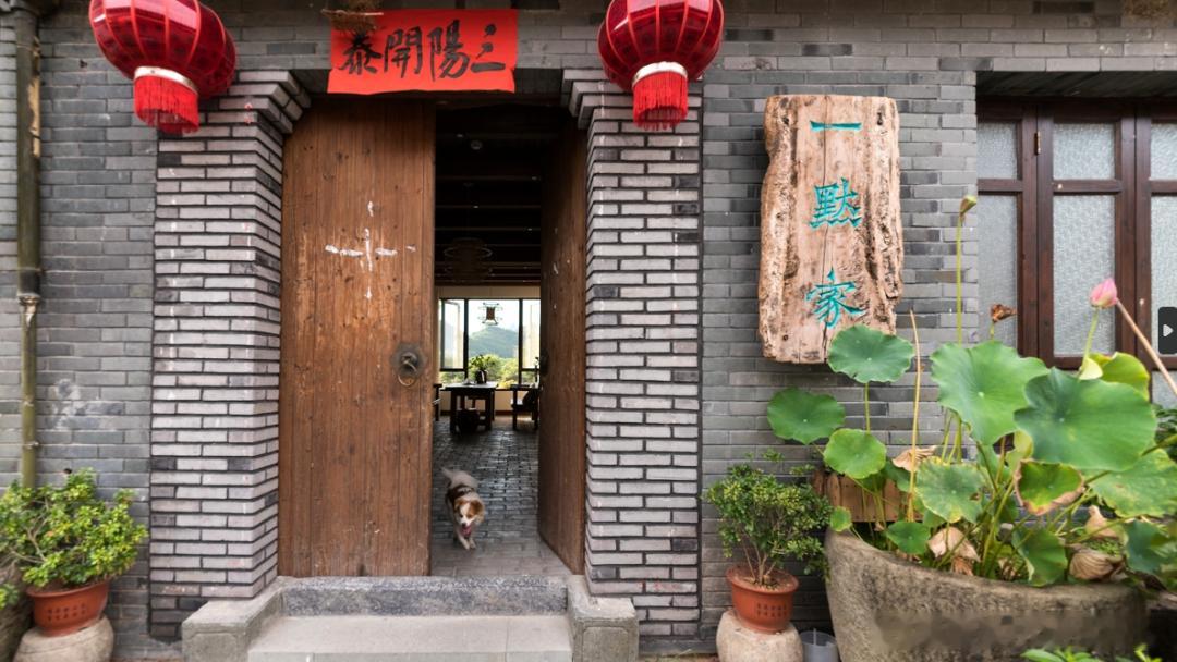 旅游 一默家民宿位于古堰画乡度假区，是莲都现有的“金宿”之一。一默家民宿保留了青