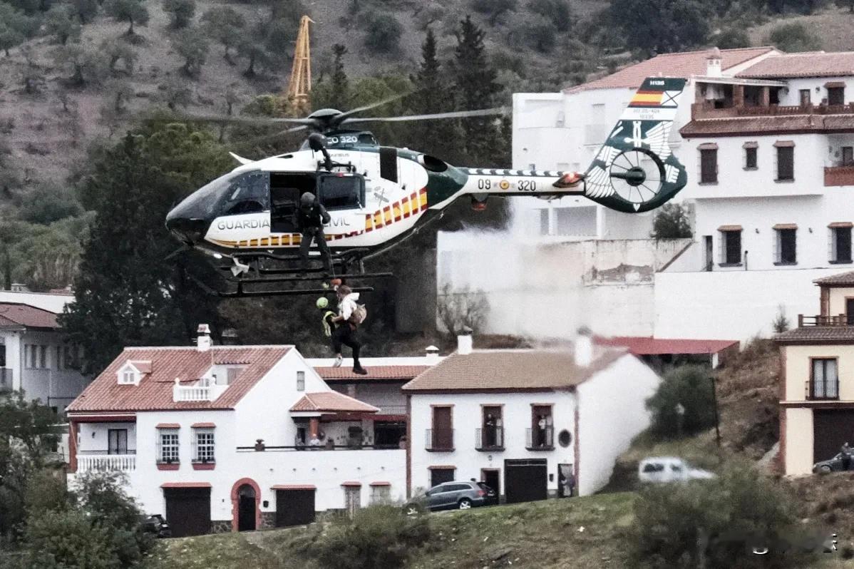 西班牙爆发山洪，致数人失踪

山洪暴发席卷村庄街道，扰乱了西班牙东部和南部大片地