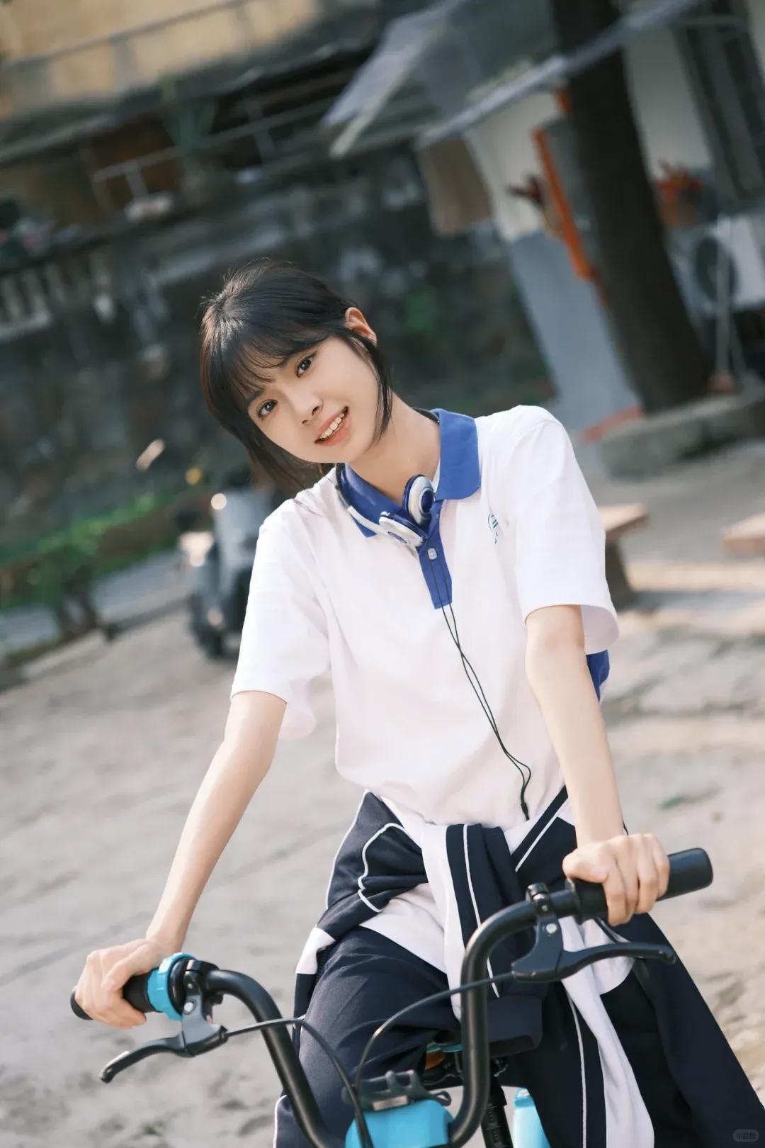 青春洋溢的校园风，骑着单车，享受阳光！🌞🚴‍♀️💙青葱岁月，光彩照人你心中