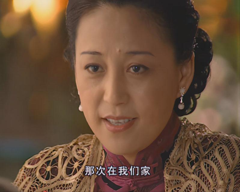 白秀珠嫂子嘴上涂的奶茶裸色口红，很适合日常妆，涂上整个人变得很温柔。
#金粉世家