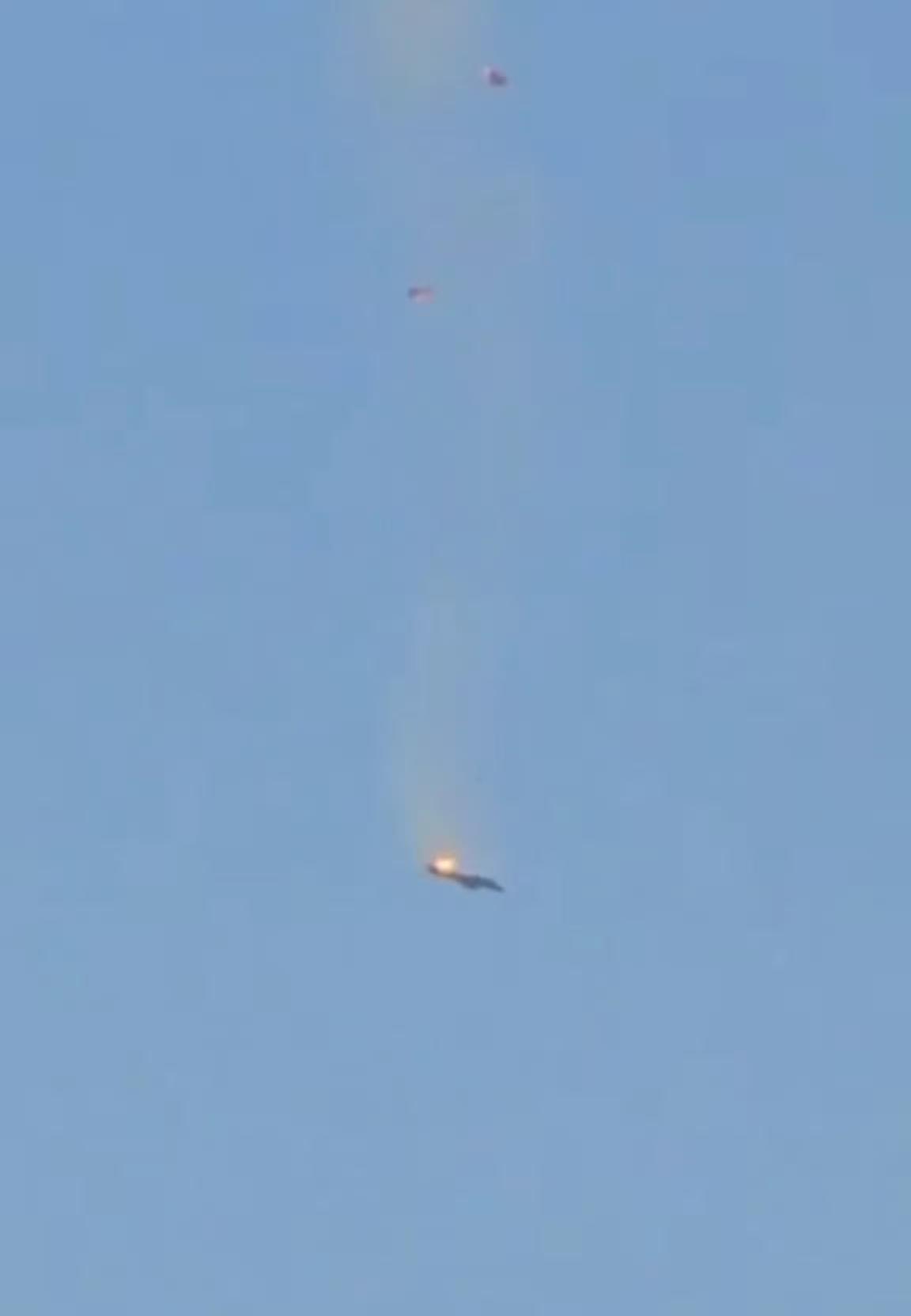 疑似美军战损出现！一架F-15E战机在科威特上空起火坠毁！


两名飞行员跳伞逃