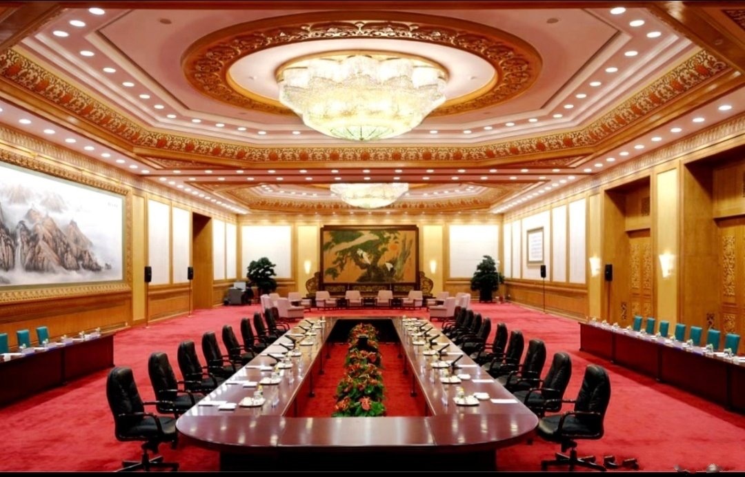 难怪鲁比奥一直指着天花板看，人民大会堂的灯确实好看！他们见过富的，没见过富丽堂皇