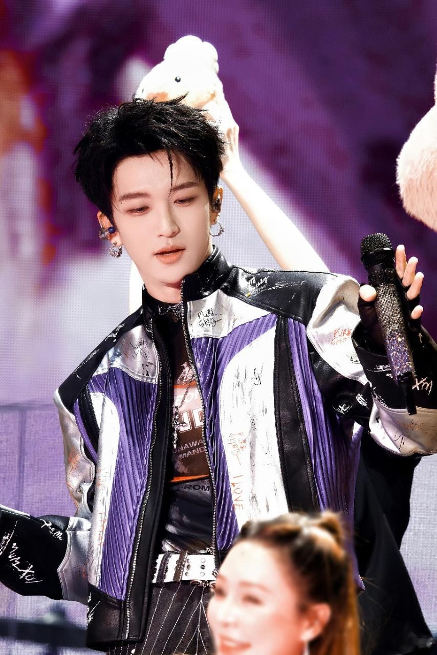 黄子弘凡把东北唱暖了局长返场杀疯了！哈尔滨站再唱《是我，也是我们》，温柔嗓音裹着