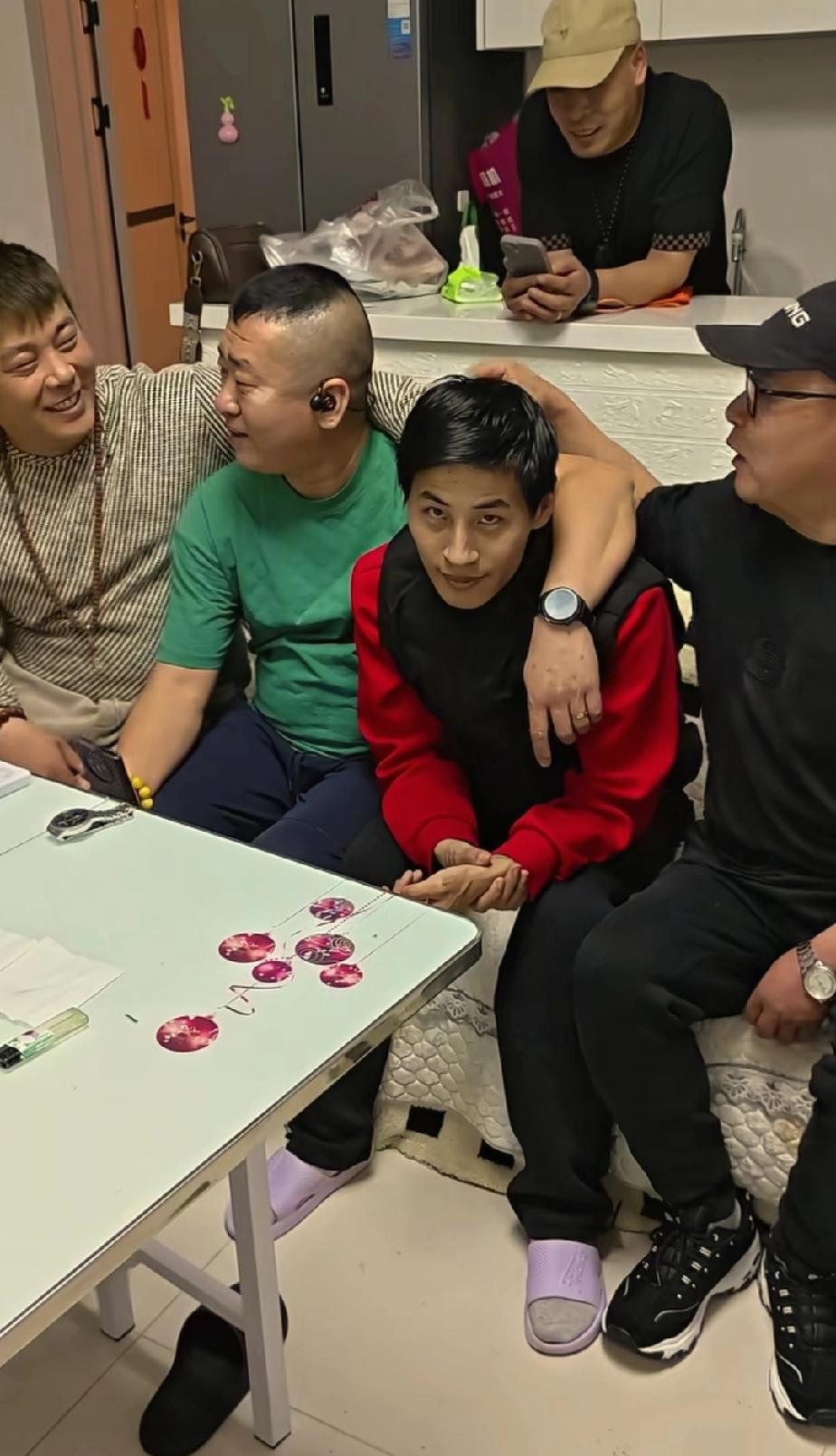 张云鹏如果不回加拿大，他和爸爸一起这个账号就能做起来，前几天认亲时直播用的是爸爸