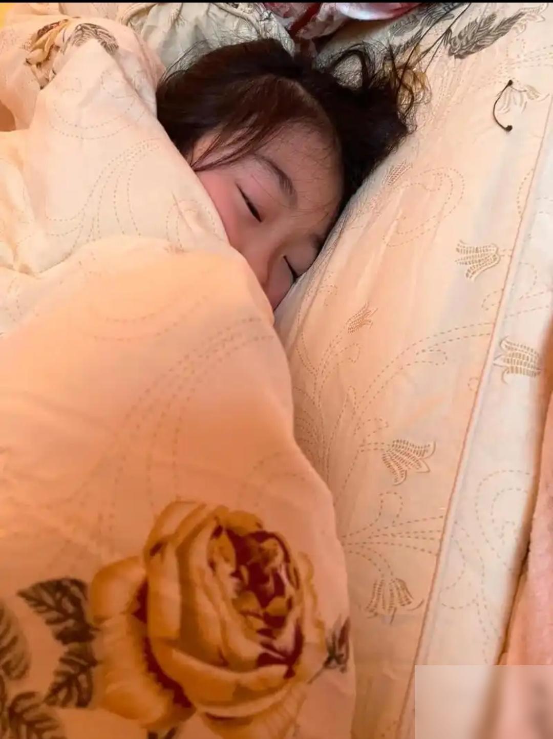 高考结束，天津一名女孩回到家，扎扎实实睡了二十多小时。本以为她只是太累，醒来后一