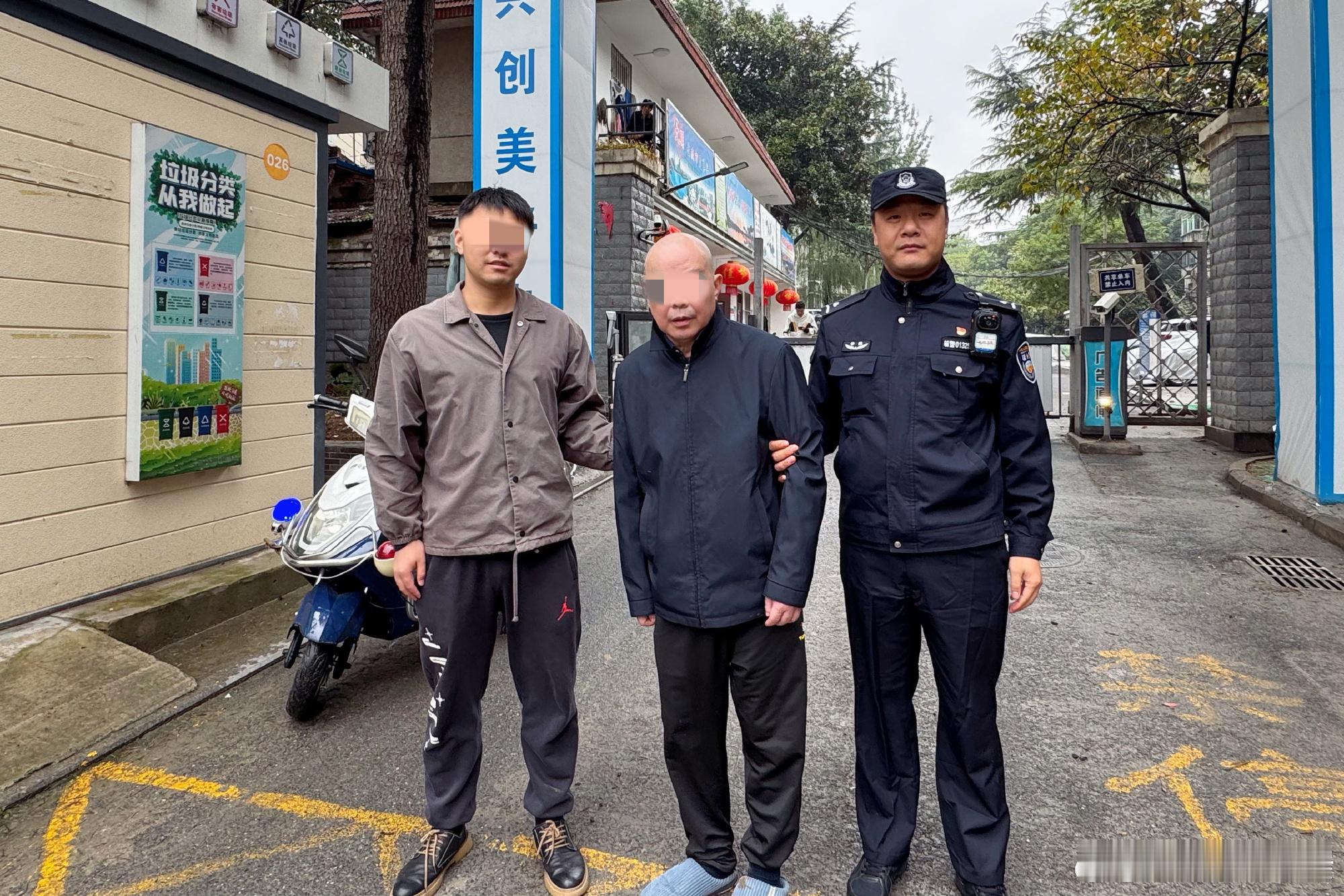 【#老人不慎走失民警倾力帮助成功寻回#】10月22日上午，安徽合肥亳州路派出所接