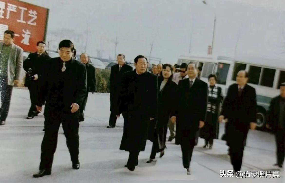 上世纪九十年代，汾酒集团原董事长郭双威陪同原山西省委书记胡富国视察。郭双威16岁