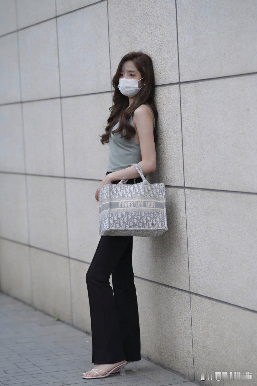 在都市街头，常能看到这样的时尚女孩。她们戴着精致的口罩，既防疫又增添了几分神秘感