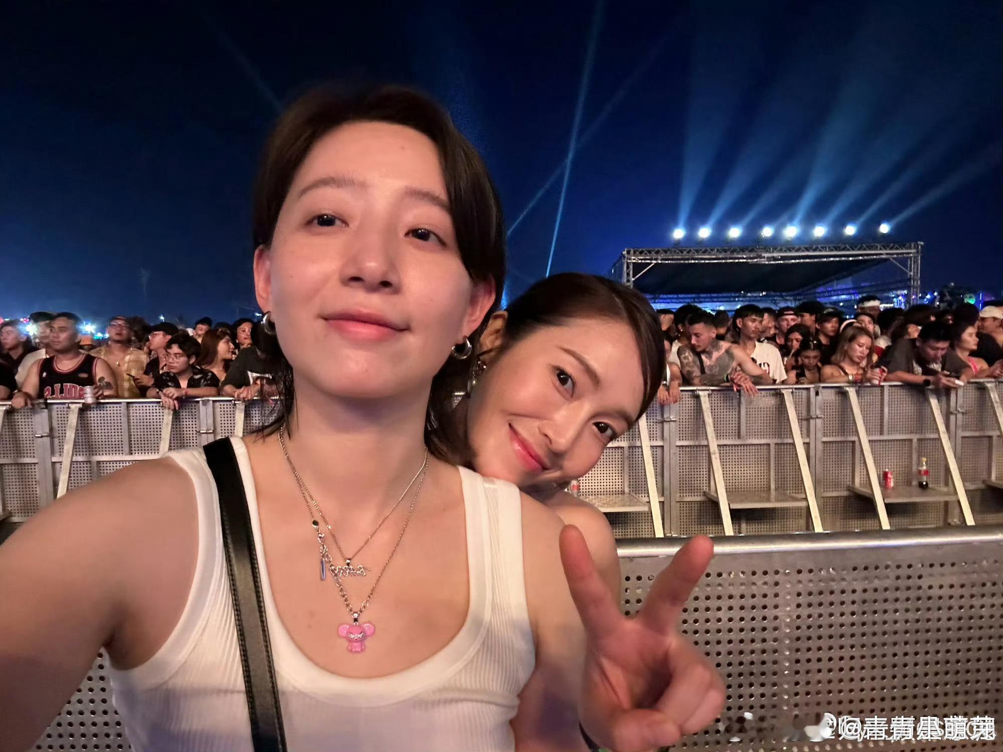 李斯丹妮真人怎么能美成这样李斯丹妮路透太绝，每次看都被惊艳。动态的她比精修还迷人