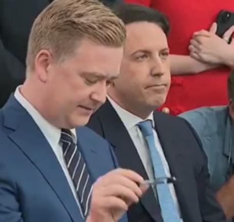 大事不妙！
10名科研人员接连蹊跷身亡，白宫发言人被问得吞吞吐吐，终于松口承认，