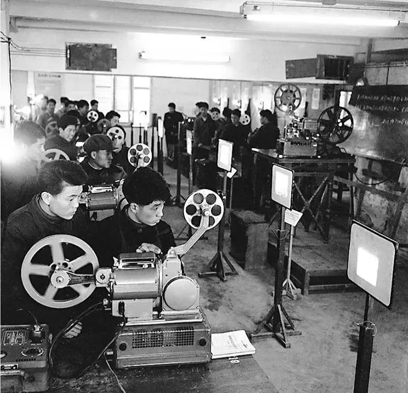 1959年，江苏省文化干校培训电影放映员。突然想起小时候每个月村里都会放一两场电
