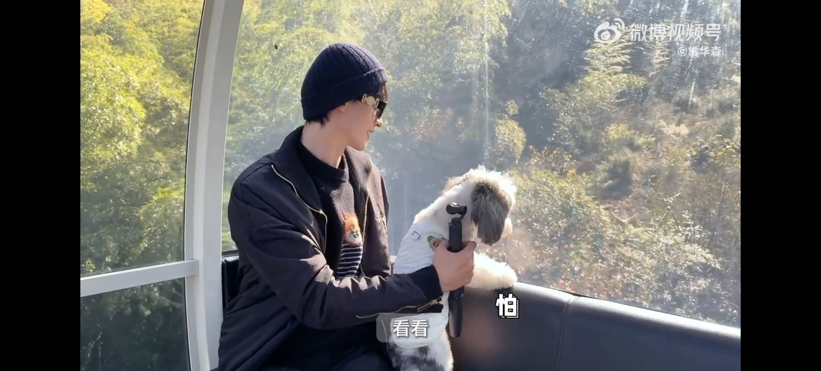 虽然爸爸有时候会嘴上开九月玩笑但是还是很认真护住九月看到九月害怕一直托着它给它鼓