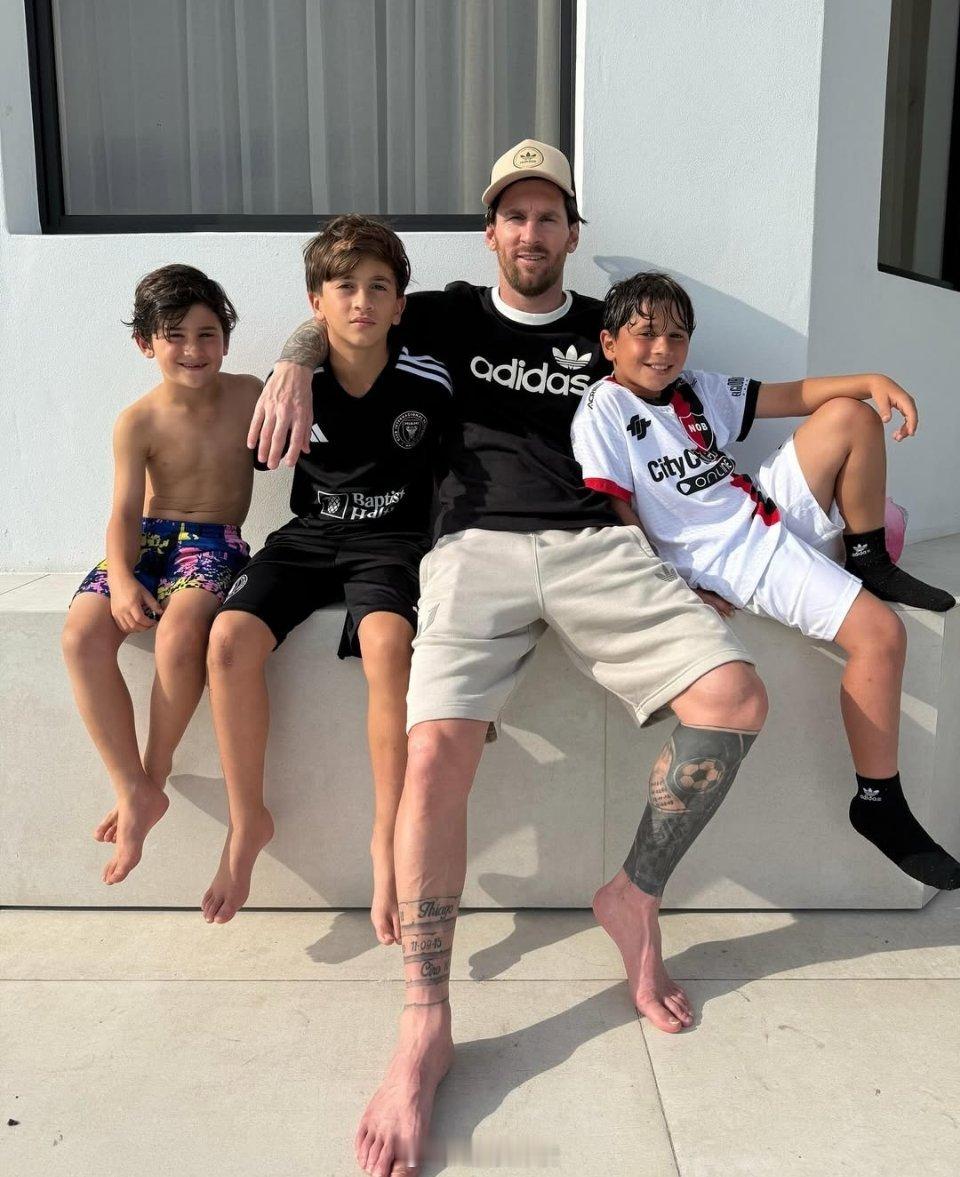 梅西[超话] 图一是安妞ins发的，镜头下是老公和儿子们[爱慕]图二是梅西ins