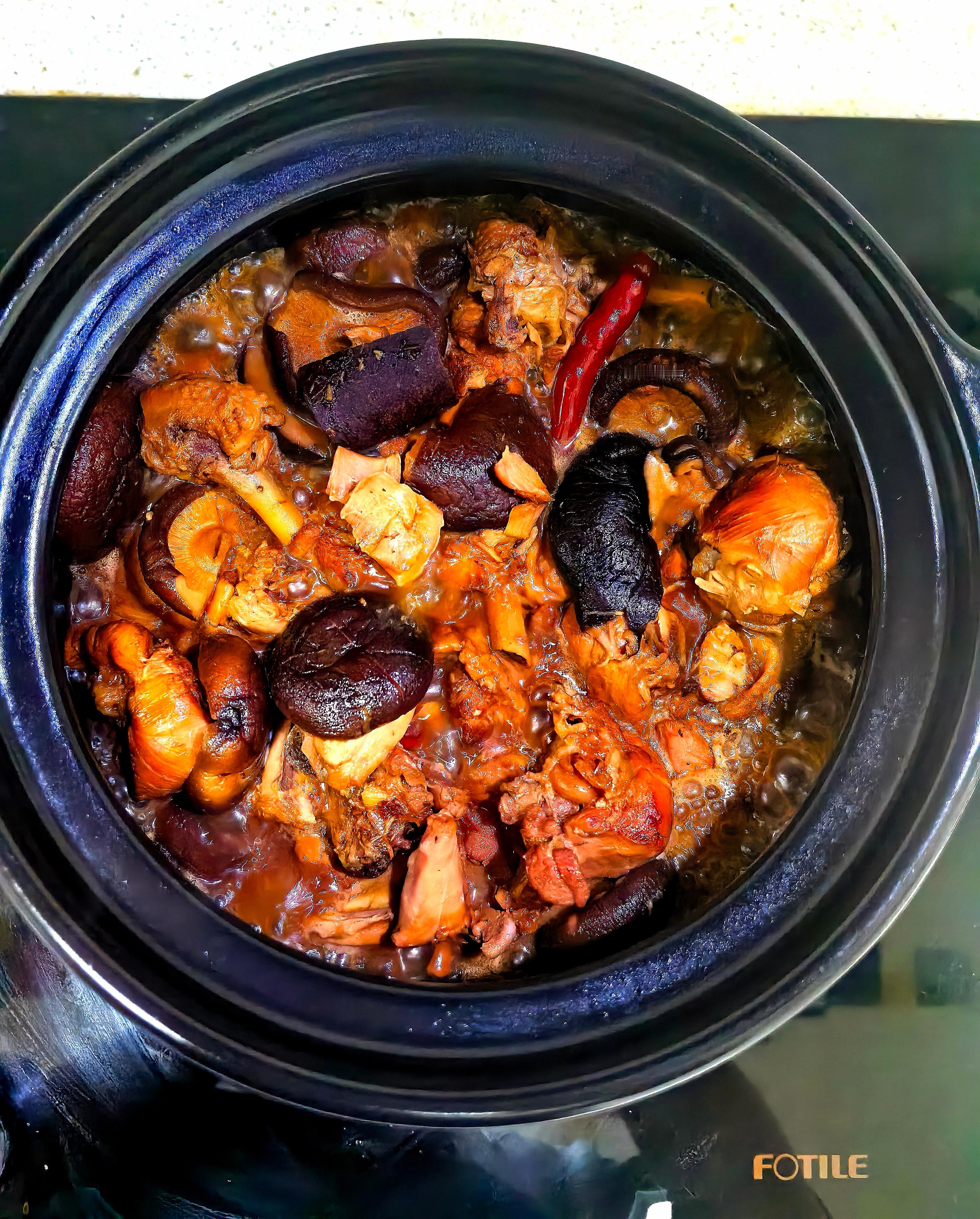 取鸡琵琶腿数只，冷水浸泡30分钟后，斩成大块；干香菇20个，温水泡发，去根后表面