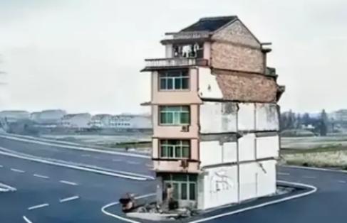 2003年，上海钉子户放出狠话：“没有六套房加一个亿，你们休想让我搬走！”为此，