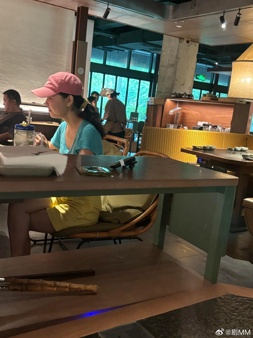 武汉偶遇吴倩吃火锅偶遇吴倩武汉吃火锅 网友在武汉吃火锅都能偶遇吴倩，她的穿搭好随